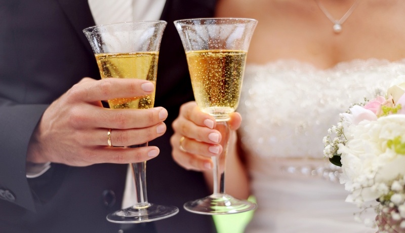 Brautpaar mit Sekt